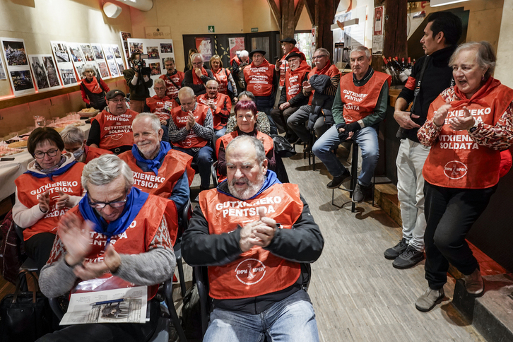 Zortzi urteko borroka ospatu dute pentsiodunek Bilboko Bira Kulturgunean egindako agerraldian.
