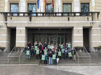 EHEko kideak, Bilboko EAEko Auzitegi Nagusiaren atarian.