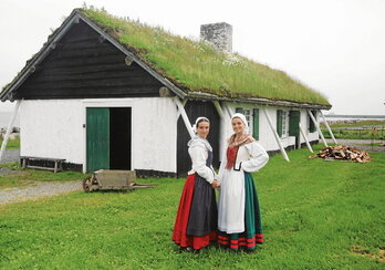 Euskal Herritik joandako bi ordezkari, XVIII. mendeko etxearen kanpoaldean.
