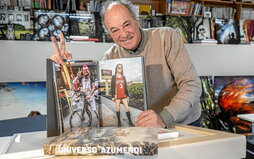 Gonzalo Azumendi argazkilaria, bere estudioan, Algortan, «Universo Azumendi» liburu sarituarekin.