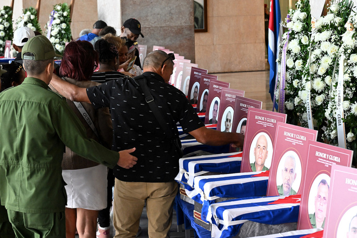 Las urnas con las cenizas de los militares fallecidos permanecen expuestos en el Ministerio de las Fuerzas Armadas Revolucionarias. 