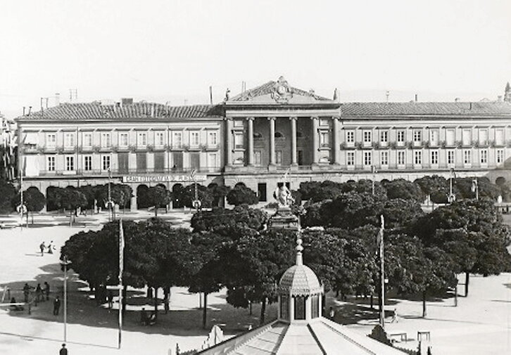 Vista de 1900 de la plaza del Castillo, en cuyos porches se celebraban años antes las rifas características de las fiestas de San Antón.