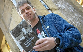 «Muga hautsien hegalak» argitaratu berri du Ernesto Prat Urzainkik.