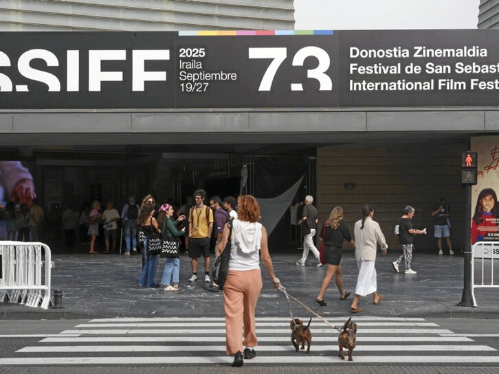 2025eko Zinemaldiko irudia, Kursaal atarian.