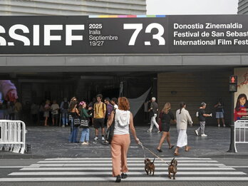 2025eko Zinemaldiko irudia, Kursaal atarian.