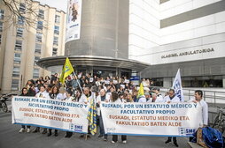 Concentración ayer en Gasteiz, en el centro de salud de Olagibel.
