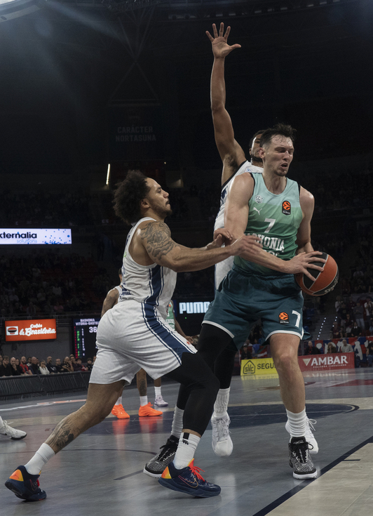 Rodions Kurucs, en imagen ante Efes en el Buesa Arena, ha sido esencial junto con Forrest y Simmons.