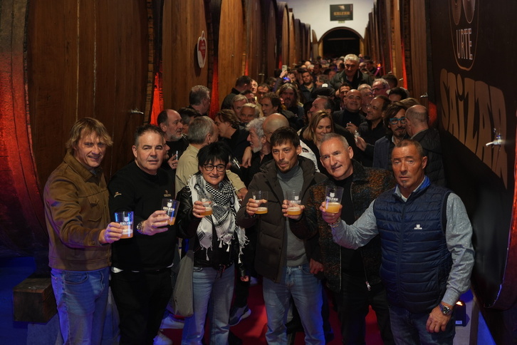 Apertura del txotx en la sidrería Saizar de Usurbil.