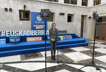 Comparecencia de María Ubarretxena en el atrio de lehendakaritza para anunciar la asistencia a la Comisión Mixta de Transferencias.