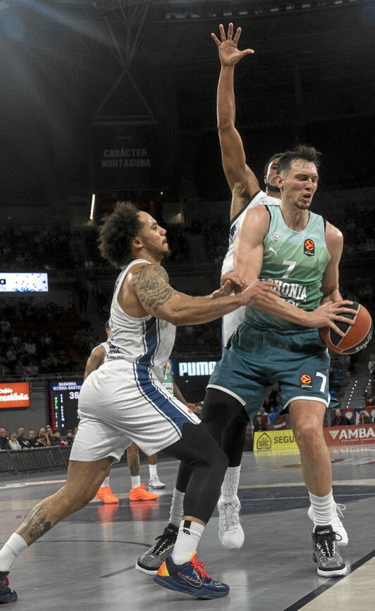 Kurucs, ante Efes en el Buesa Arena.