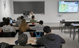 En la imagen que abre esta crónica, Enara Garro, durante la charla de ayer en la UPNA. Arriba, detalle de la prisión de Basauri en una imagen de archivo.