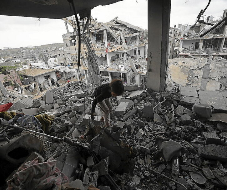 Una niña palestina camina entre escombros en Bureij.