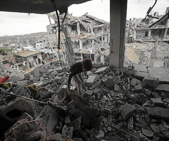 Una niña palestina camina entre escombros en Bureij.