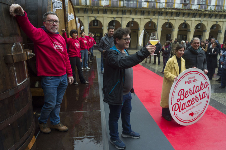 Olatz Mitxelena eta Unai Agirre, Euskal Sagardoa jatorri deituraren ordezkariak, denboraldiaren aurkezpenean.