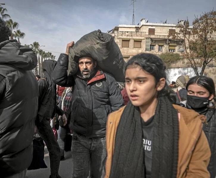 Civiles huyen de los combates en Alepo. 
