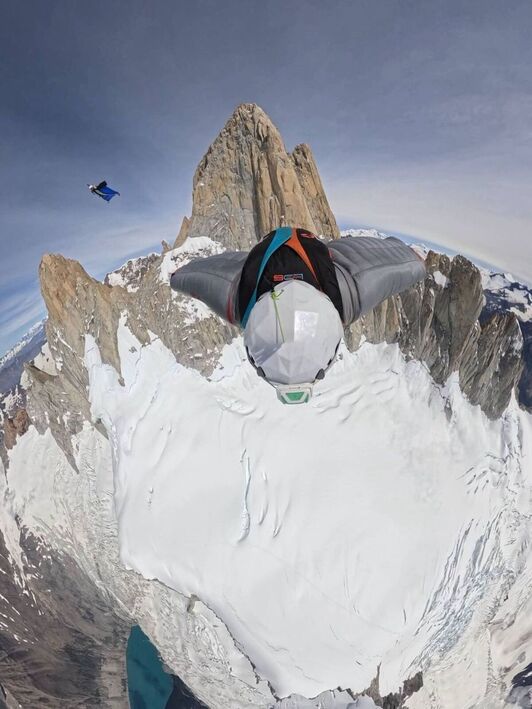 Hirukote kirgizistandar batek Fitz Roytik lehen BASE jauzia egin du.