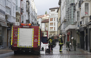 Bomberos en el centro de Gasteiz.