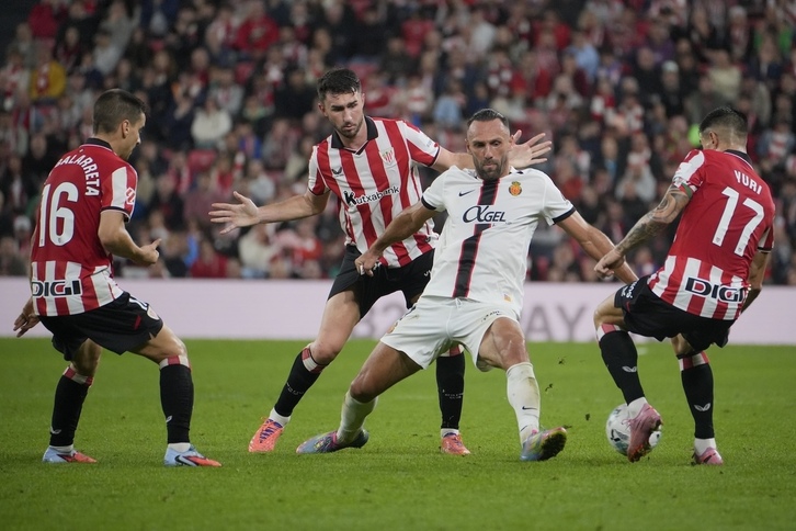 Jugadores del Athletic en una disputa con Muriqi.