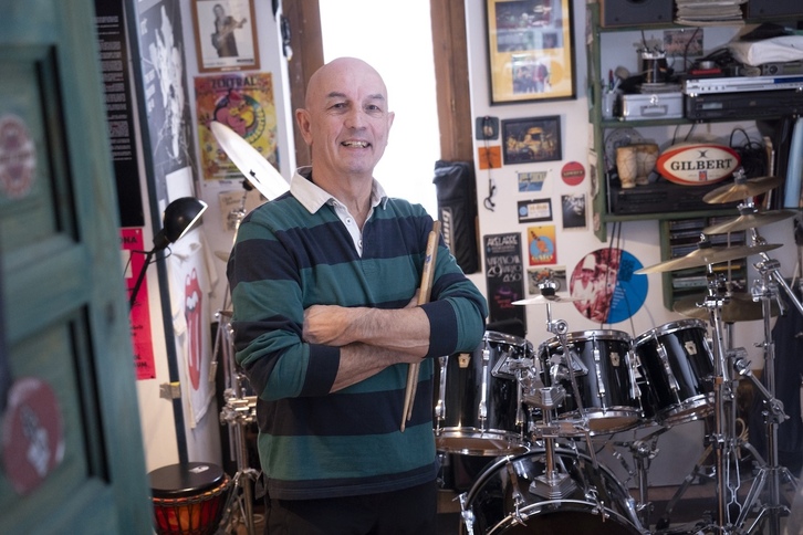 El baterista y musicoterapeuta Jose Landa en el estudio de música de su casa en Asiain. 
