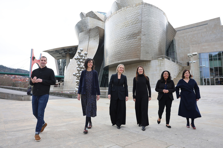 Miren Arzalluz posa con el equipo tutorial del museo.