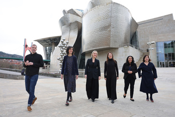 Miren Arzalluz posa con el equipo tutorial del museo.