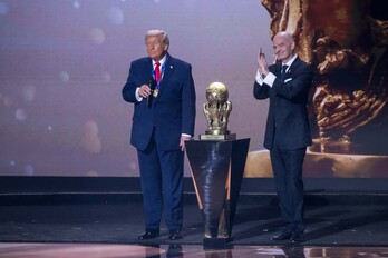 Gianni Infantino, presidente de la FIFA, aplaude al máximo mandatario de Estados Unidos, Donald Trump, el pasado 5 de diciembre en el surrealista momento en el que que el dirigente estadounidense recibe el “Premio FIFA de la Paz”.