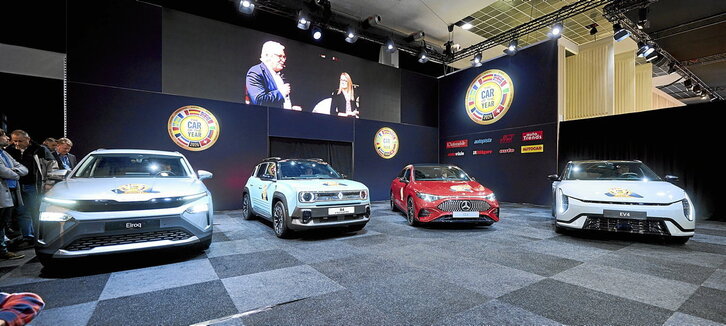 El Mercedes CLA fue elegido Coche del Año en Europa 2026 frente a los restantes seis finalistas: Skoda Elroq, Renault 4, Kia EV4, Citroën C5 Aircross, Dacia Bigster y Fiat Grande Panda.