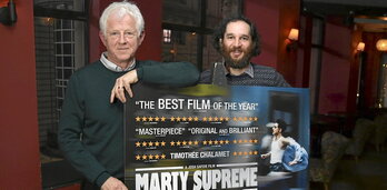 Josh Safdie, eskuinean, «Marty Supreme» filmaren emanaldi batean, urtarrilaren 13an Londresen.