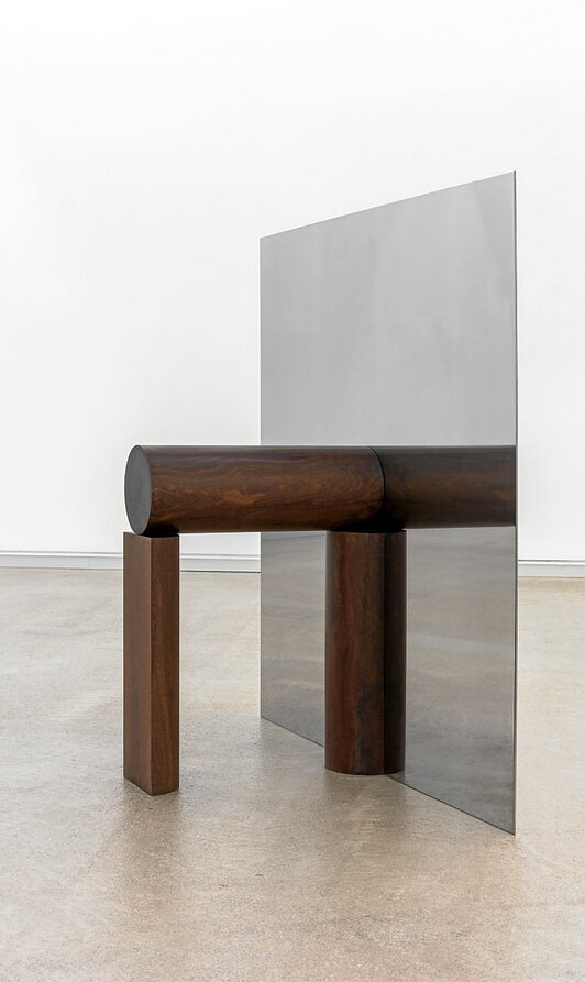 La Galería Carreras Mugica acoge la exposición «Alma de cántaro», del santurtziarra Alberto Peral, en la que se pueden ver obras como esta de madera de Guayacán y acero inoxidable realizada en 2025.