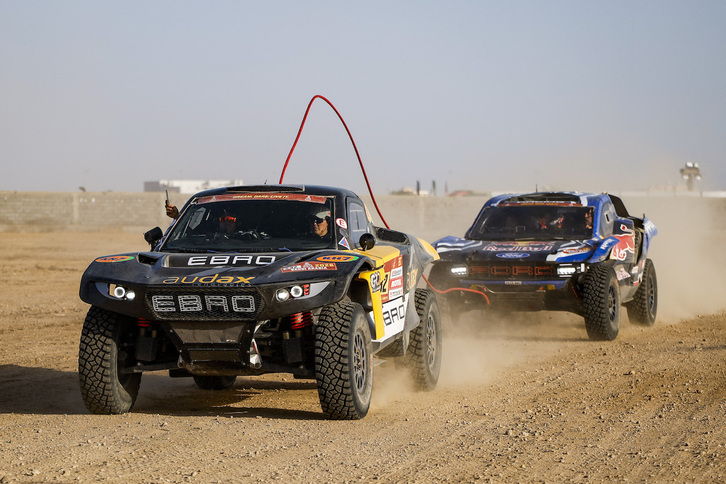 La piloto catalana Laia Sanz, remolcando el coche de Nani Roma en el Dakar.