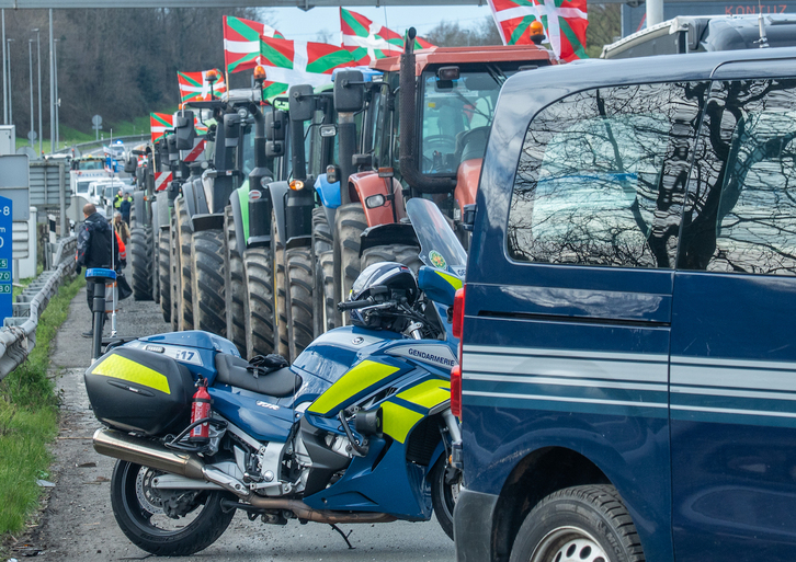 Concentración de tractores durante la movilización que se realizó el jueves en el peaje de Biriatu.
