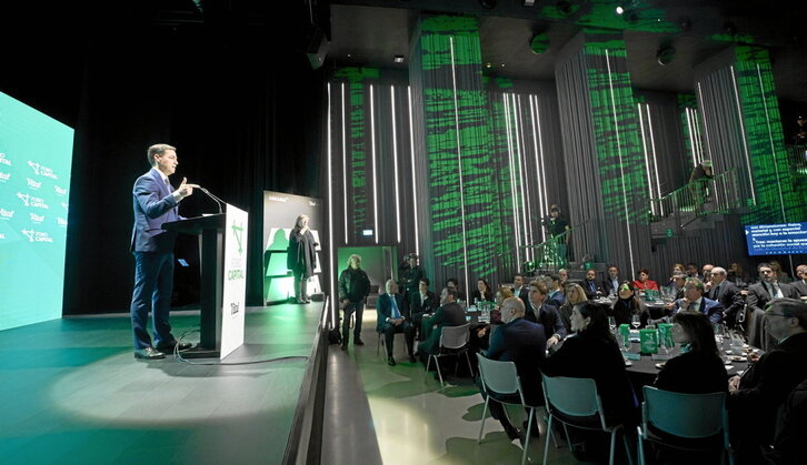 Intervención del lehendakari, Imanol Pradales, en la nueva sala de la Vital, con el discurso en la pantalla del fondo.