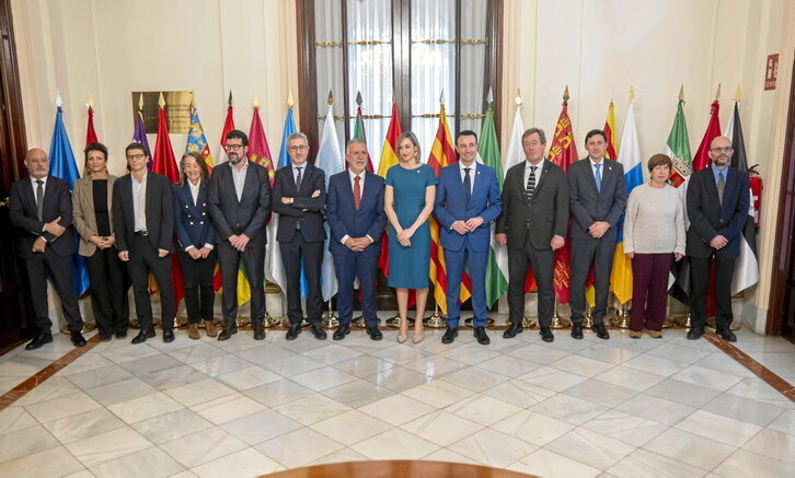 Los integrantes de la Comisión Mixta de Transferencias posan en el Ministerio de Política Territorial.