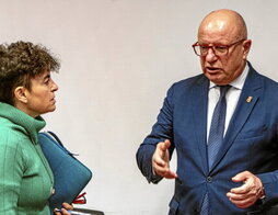 Carlos Gimeno habla con Eneka Maiz ( EH Bildu) en una comparencia anterior.