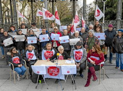 Comparecencia de la plataforma Stop Desahucios en el Boulevard donostiarra.