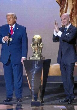 Gianni Infantino, presidente de la FIFA, aplaude al máximo mandatario de Estados Unidos, Donald Trump, el pasado 5 de diciembre en el surrealista momento en el que el dirigente estadounidense recibe el primer “Premio FIFA de la Paz”.