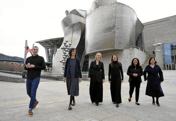 Miren Arzalluz posa con el equipo tutorial del museo.