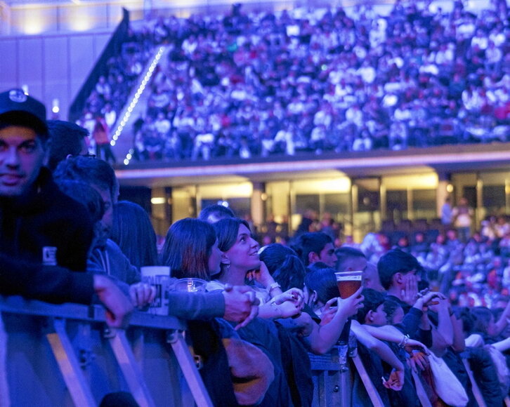 Publikoak ekitaldi handietan pilatzeko joera erakutsi du.