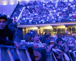 Publikoak ekitaldi handietan pilatzeko joera erakutsi du.