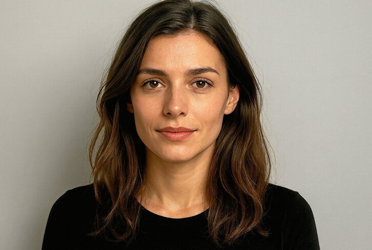 Emakume gazten baten irudia, Microsoften adimen artifizialarekin sortua.