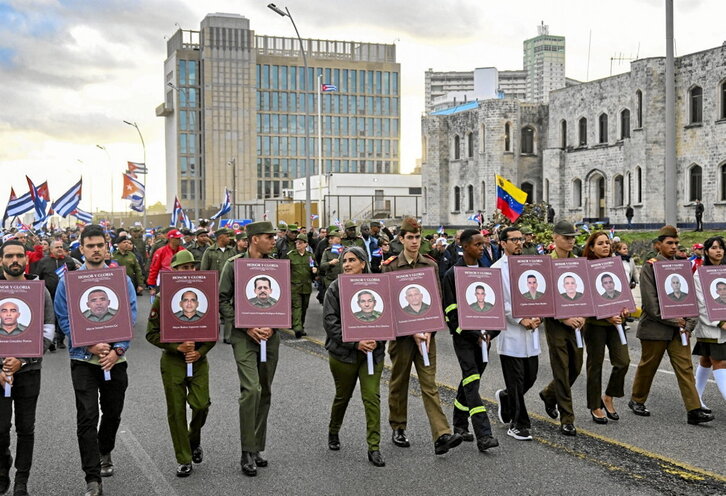 Miles de cubanos marchan ante la Embajada de EEUU en La Habana.