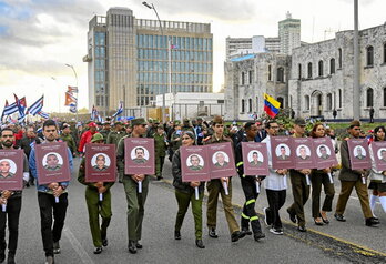 Miles de cubanos marchan ante la Embajada de EEUU en La Habana.