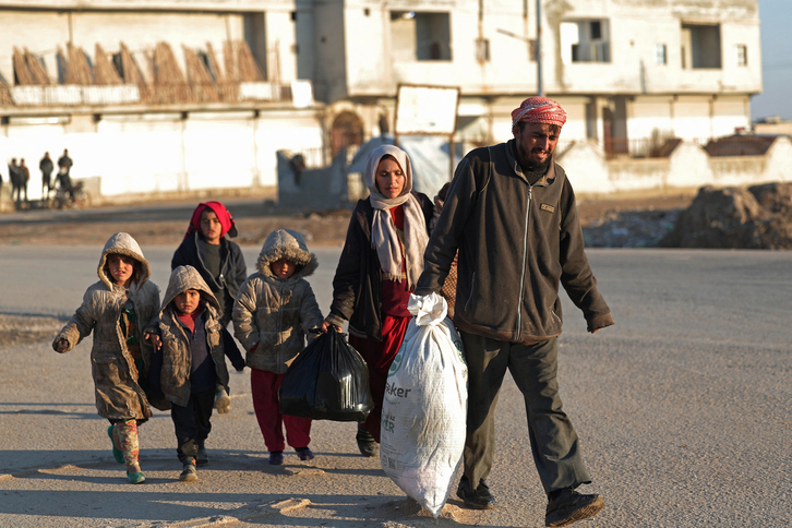 El anuncio llega en una situación crítica en Alepo, reflejada en el éxodo de familias como esta.