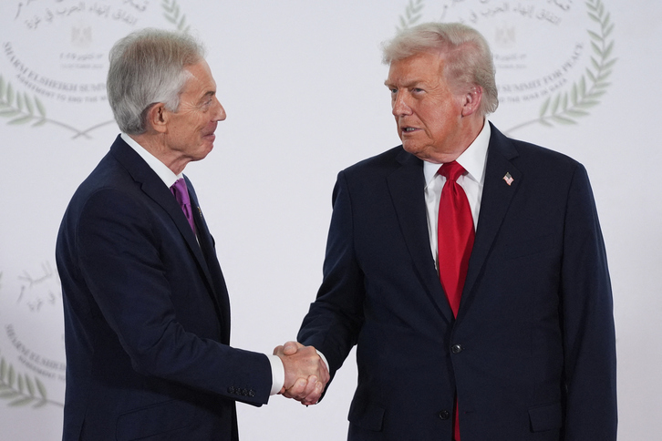 El ex primer ministro británico, Tony Blair, saluda al presidente de EEUU, Doanld Trump.