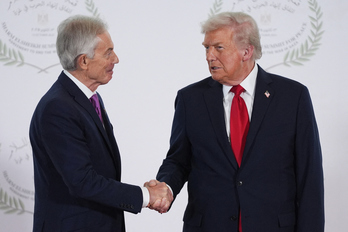 El ex primer ministro británico, Tony Blair, saluda al presidente de EEUU, Doanld Trump.