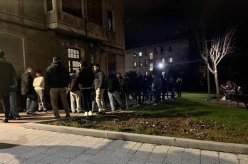 Imagen de una de las movilizaciones para frenar un desahucio ilegal en Bizkaia.