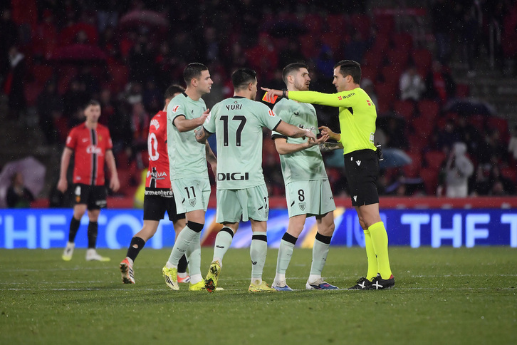 Los jugadores del Athletic se quejan a Guzmán Mansilla tras la expulsión de Guruzeta.