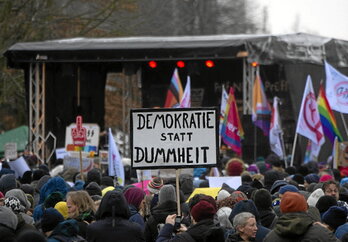 Europako eskuin muturreko hainbat buruzagi. Ezkerretik: André Ventura, Geert Wilders, Marine Le Pen, Santiago Abascal, Viktor Orban eta Matteo Salvini.