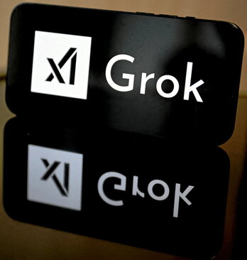 Ezkerrean, Groken logoa mugikorrean, artxiboko irudi batean. Lerro hauen gainean, Musken aurkako kartel bat, Londresen.