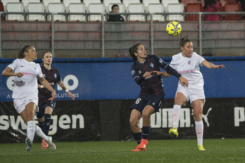 Carmen Álvarez disputa un balón aéreo con Núria Mendoza en el partido de Liga F entre Eibar y Madrid CFF en Ipurua.